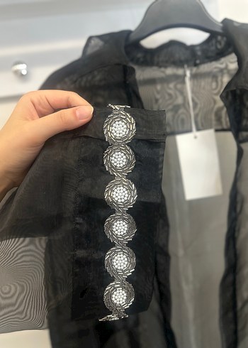 Organze Nakışlı Siyah Uzun Trençkot - Görsel 2