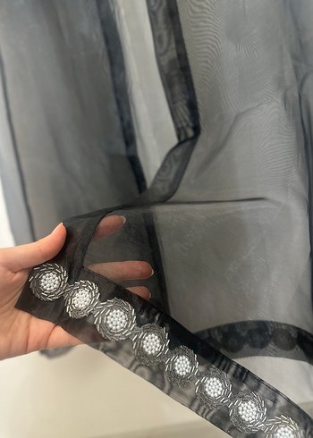 Organze Nakışlı Siyah Uzun Trençkot - Görsel 4