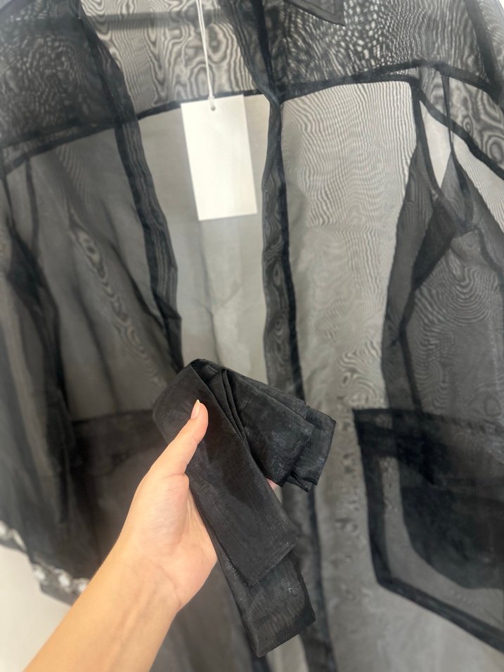 Organze Nakışlı Siyah Uzun Trençkot - Görsel 3