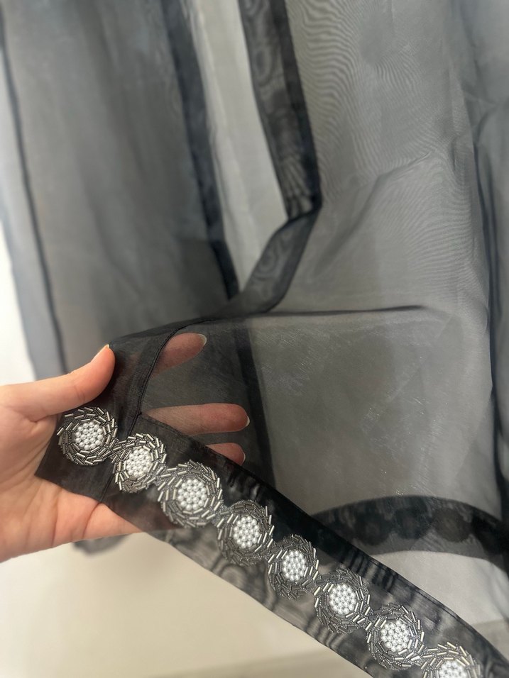 Organze Nakışlı Siyah Uzun Trençkot - Görsel 4