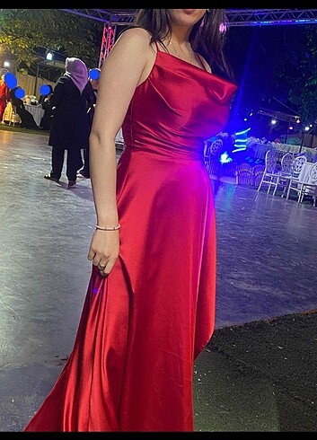 Saten kırmızı gece elbisesi 