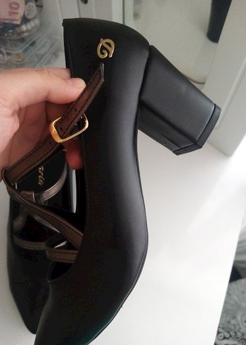 Kadın Siyah Tokalı Topuklu Klasik Ayakkabı - Görsel 2