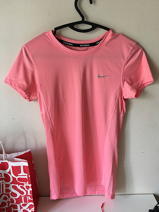 Nike üst