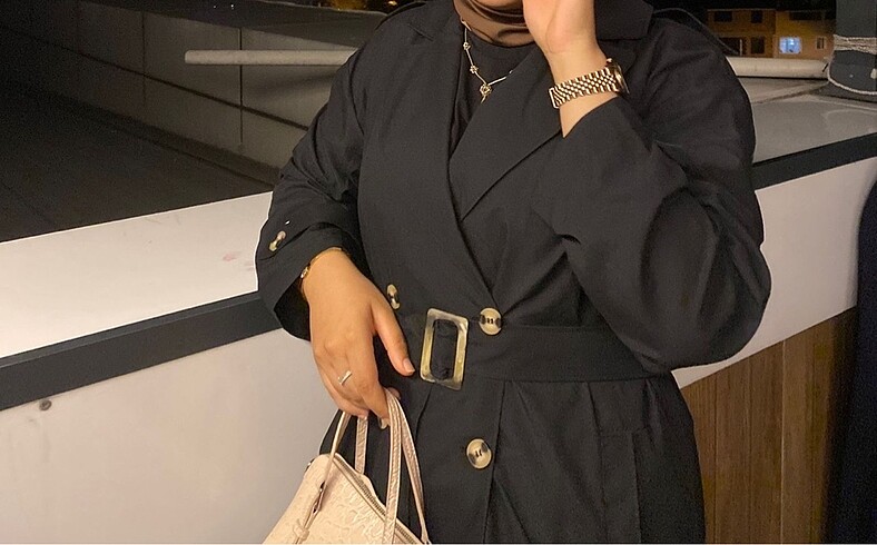 Fatma Atasoy siyah yazlık trençkot