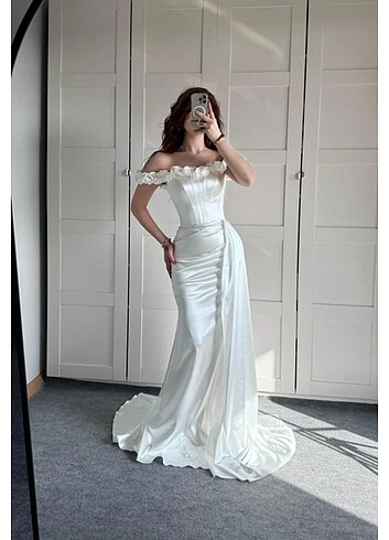 Beyaz çiçekli balık nikah elbisesi