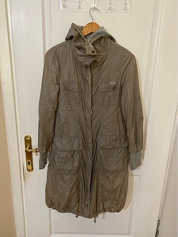 Patrizia Pepe Trenchcoat 40 yazıyor fakat 36 -38 beden formunda