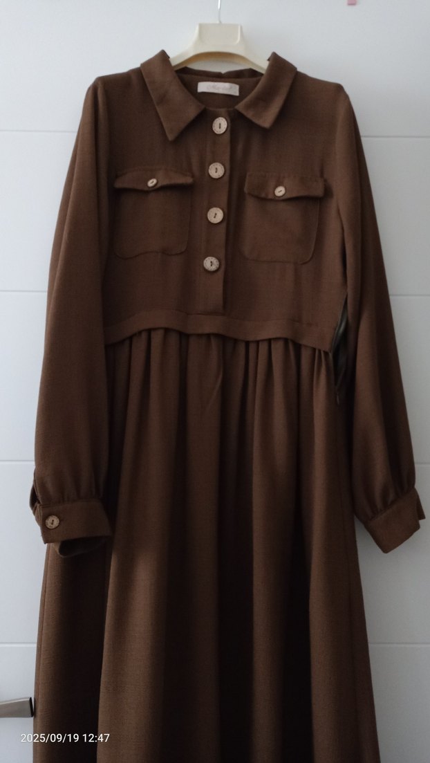 Düğmeli Haki renk tesettür elbise - Görsel 2