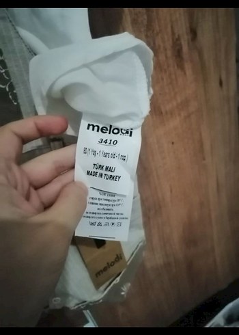 Gri Düğmeli Kısa Kollu Bebek Tulum - Görsel 3