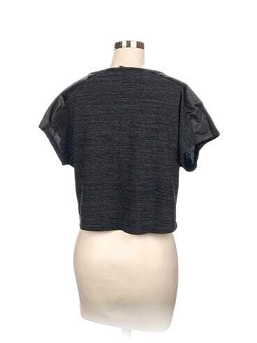m Beden Bershka T-shirt %70 İndirimli.