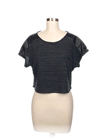 Bershka T-shirt %70 İndirimli.