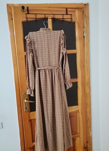 Kahverengi çizgili elbise