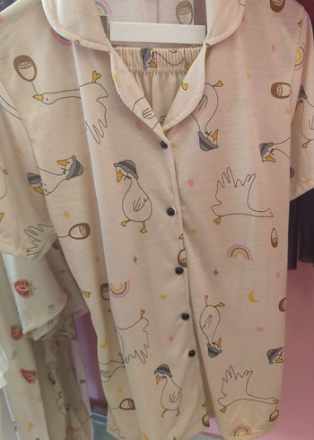 Önü düğmeli şortlu pijama takımları