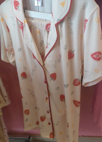 Diğer Önü düğmeli şortlu pijama takımları