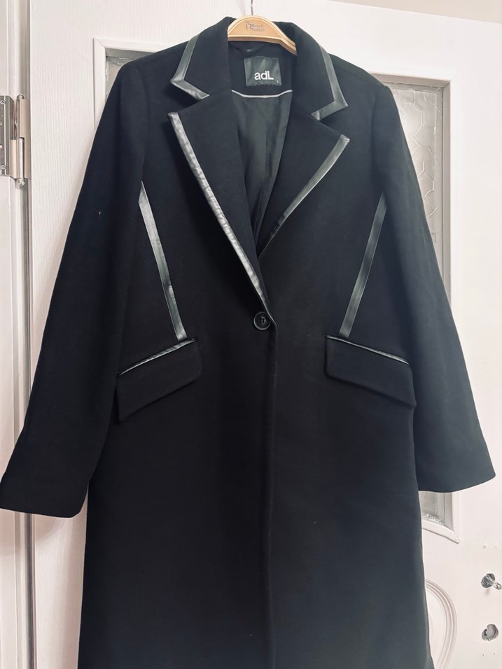 Adl Siyah Deri Detaylı Kadın Kaban - Görsel 2