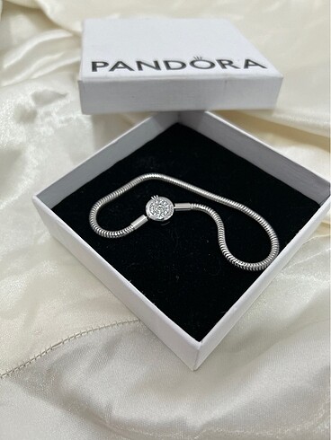 PANDORA MOMENTS IŞILTILI TAÇ O KLİPSLİ BİLEKLİK