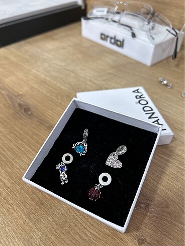 Pandora charm S925 damgalı gümüştür