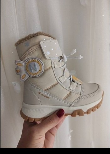 Beyaz Kız Çocuk Botu Velcro Kapamalı