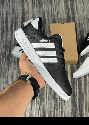 Adidas Siyah-Beyaz Bağcıklı Spor Ayakkabı