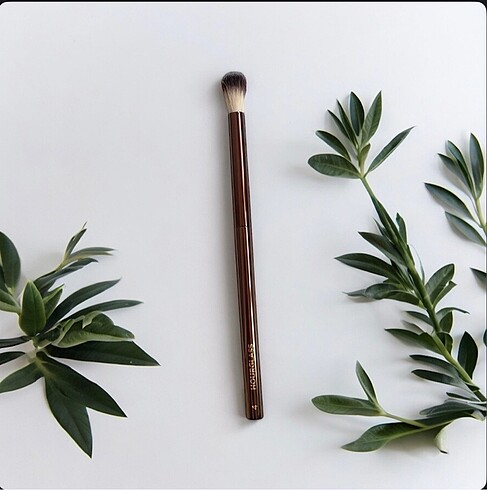 HOURGLASS Nº 4 CREASE BRUSH