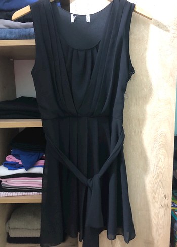Kolsuz Siyah Midi Pilili Ofis Elbisesi