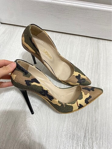 Kamuflaj desenli ince topuklu stiletto