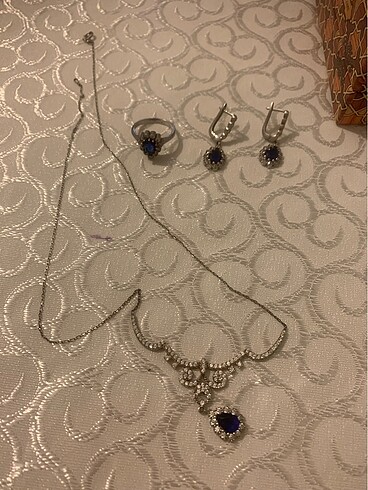Set ( kolye, küpe, yüzük ) taşı koyu mavi