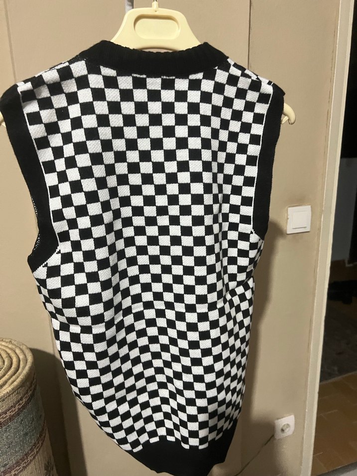 Siyah Beyaz Kareli V Yaka Triko Süveter. S beden uyumlu - Görsel 3