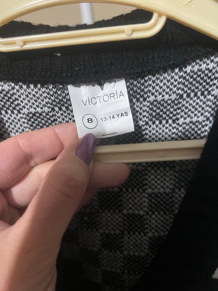 Siyah Beyaz Kareli V Yaka Triko Süveter. S beden uyumlu - Görsel 2