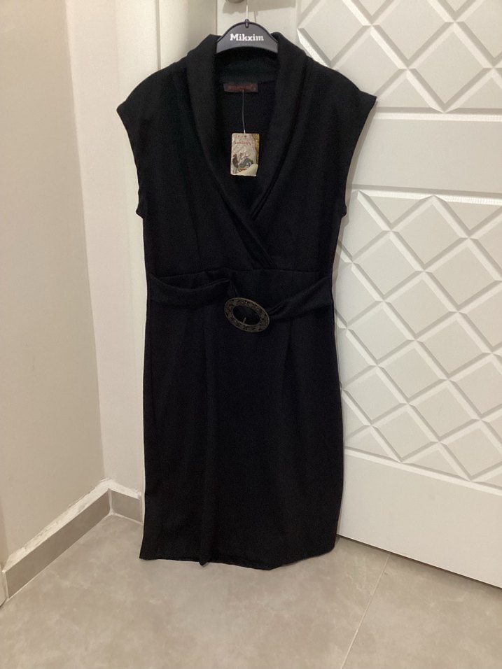 Kemerli Siyah Kolsuz Ofis Elbisesi - Görsel 3