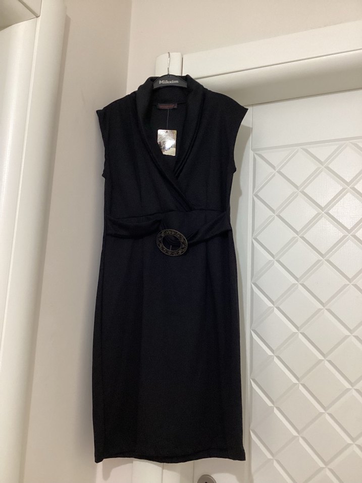 Kemerli Siyah Kolsuz Ofis Elbisesi - Görsel 2