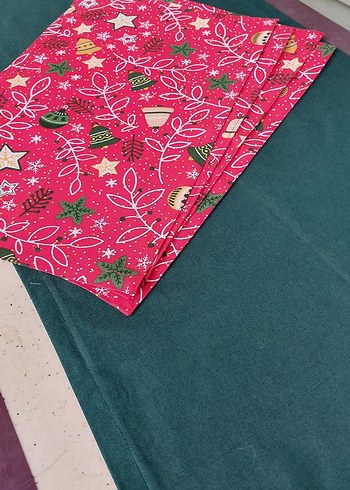 Renkli Baskılı Kırmızı Masa Örtüsü - Görsel 2