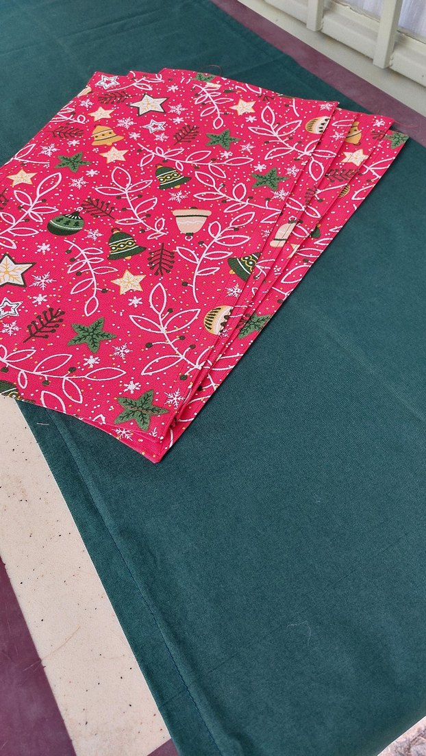 Renkli Baskılı Kırmızı Masa Örtüsü - Görsel 2