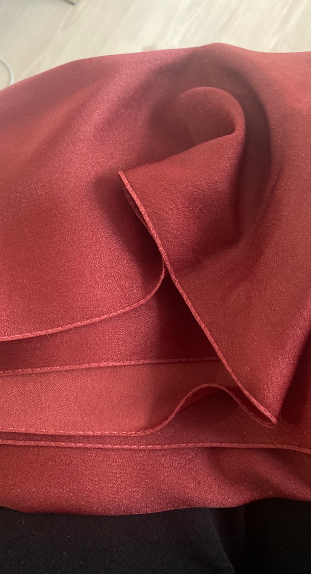 Bordo Kadın Drapeli Saten Şal - Görsel 2