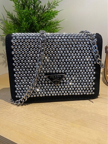 prada taşlı model çanta????