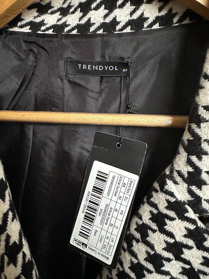 Şıklığın ve Klasikliğin Buluştuğu Houndstooth Blazer — görsel 2/10