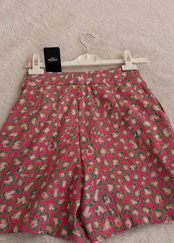 Adl Renkli Desenli Düğmeli Pembe Mini Şort - Görsel 2