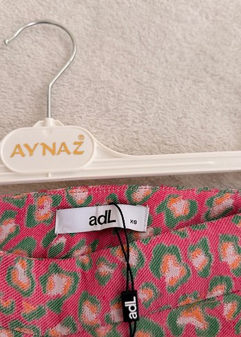 Adl Renkli Desenli Düğmeli Pembe Mini Şort - Görsel 3