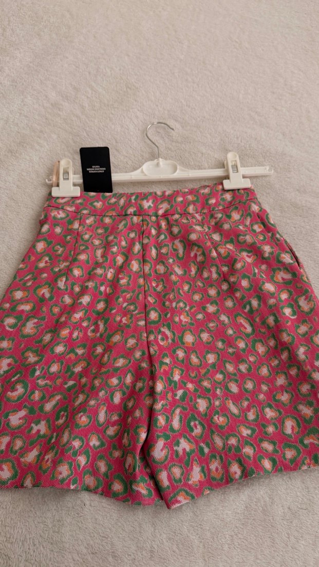 Adl Renkli Desenli Düğmeli Pembe Mini Şort - Görsel 2