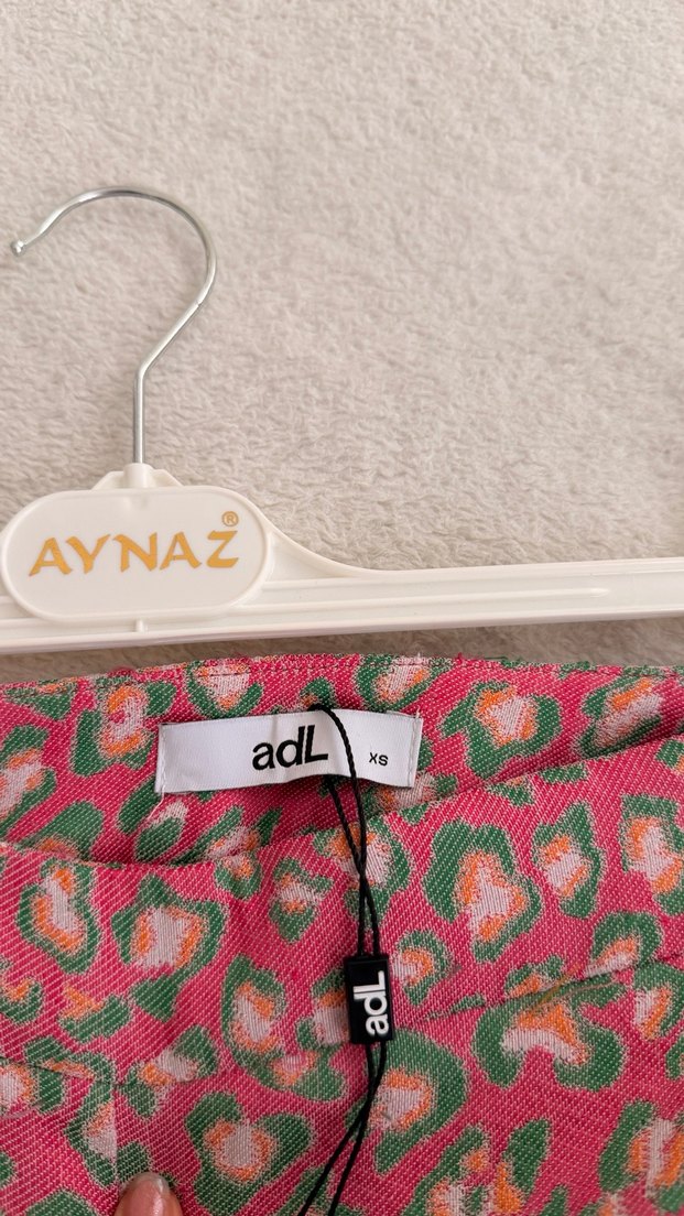 Adl Renkli Desenli Düğmeli Pembe Mini Şort - Görsel 3