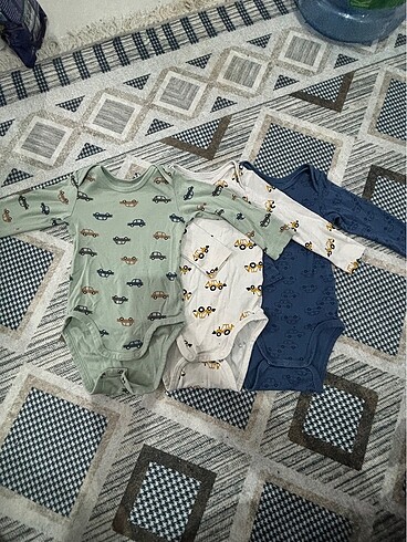 1 Yaş Beden çeşitli Renk H&M uzun kolli citcitli body 9-12 Ay