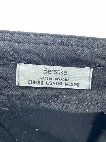 36 Beden siyah Renk Bershka Mini Şort %70 İndirimli.
