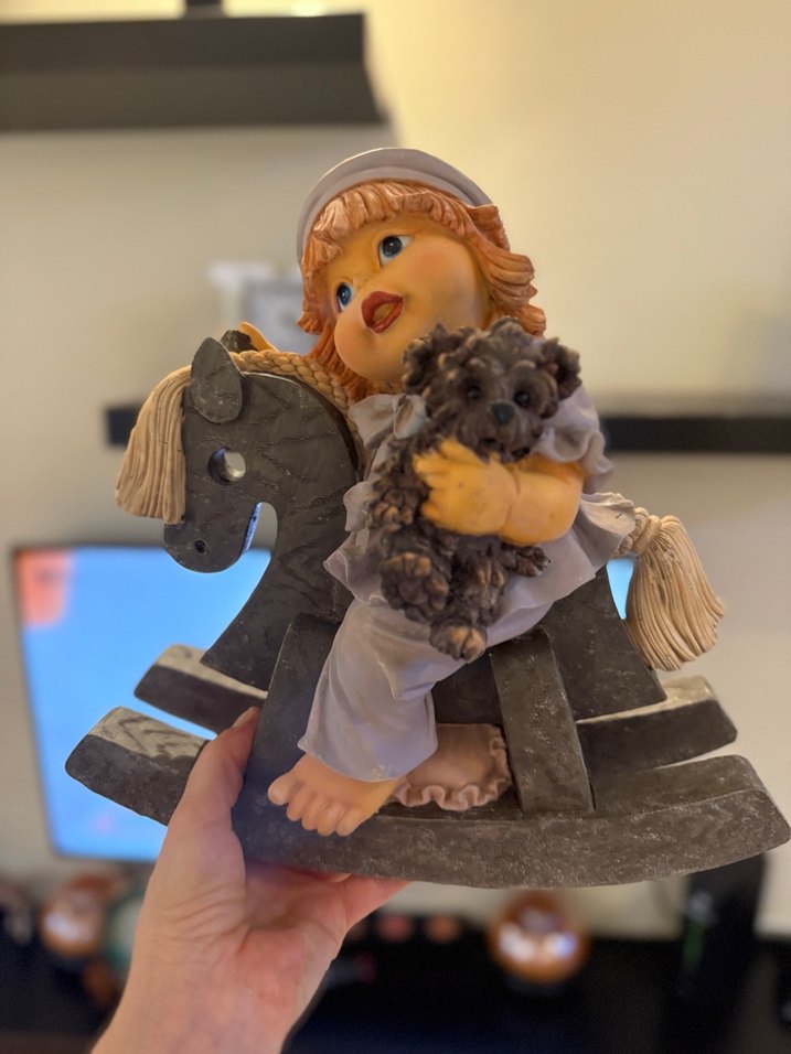 Gri Sallanan Atlı Bebek Figürlü Biblo - Görsel 2