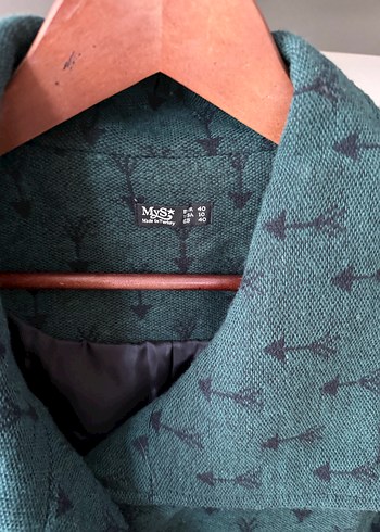 Desenli Kemerli Koyu Yeşil Kaban - Görsel 4