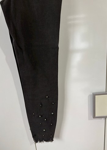 Siyah Zincir Detaylı Nakışlı Kadın Jean - Görsel 4