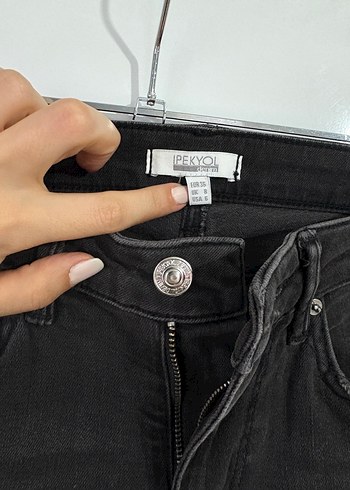 Siyah Zincir Detaylı Nakışlı Kadın Jean - Görsel 3