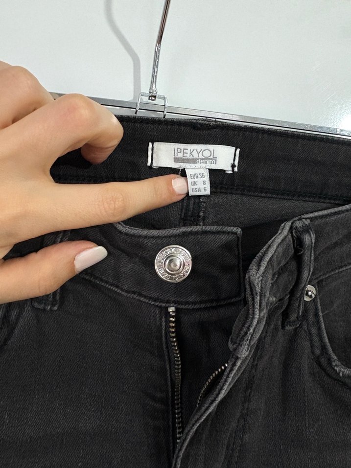 Siyah Zincir Detaylı Nakışlı Kadın Jean - Görsel 3