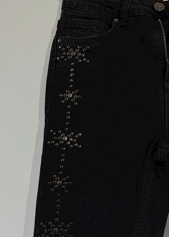 Siyah İşlemeli Payetli Dar Kesim Kadın Kot Pantolon - Görsel 4