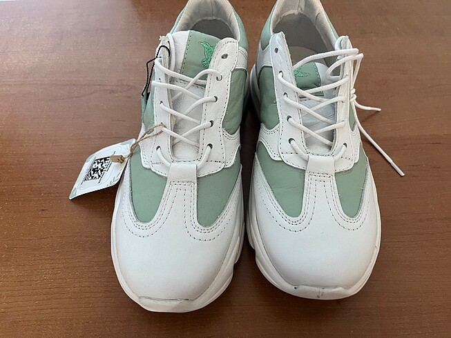 40 Beden Fabrika marka sneaker ayakkabı