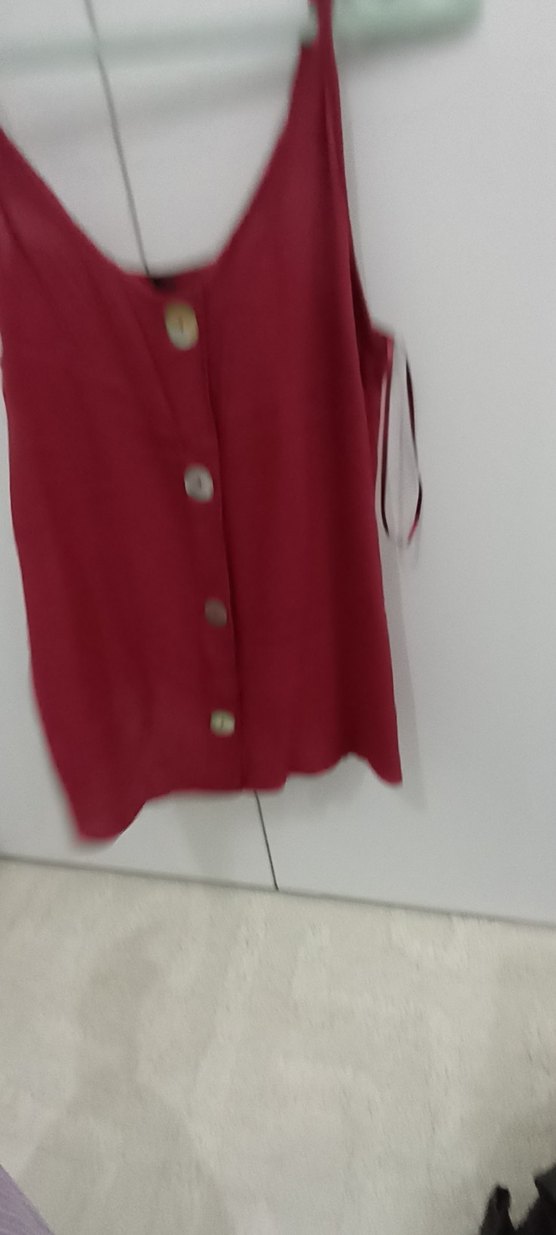 Düğme detaylı ince askılı dökümlü bluz - Görsel 4