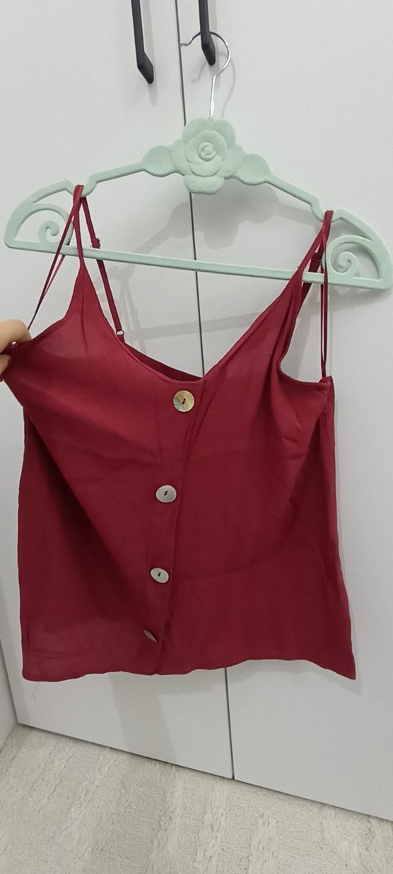 Düğme detaylı ince askılı dökümlü bluz - Görsel 3